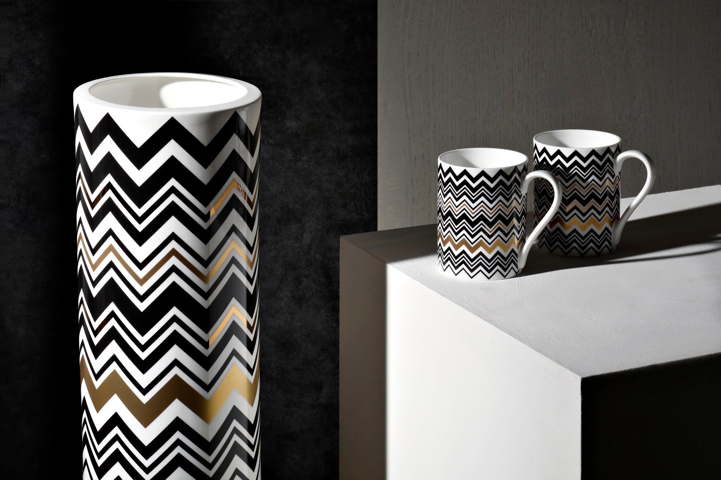 Zig Zag Gold High Vase – Cups Display